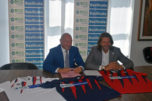 A sinistra Giorgio Costantino, DG Bcc Basilicata. Al suo fianco Salvatore Caiate, Presidente del Potenza Calcio.